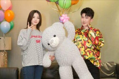 娱乐圈搬凳子吃瓜,搬凳子围观吃瓜大戏